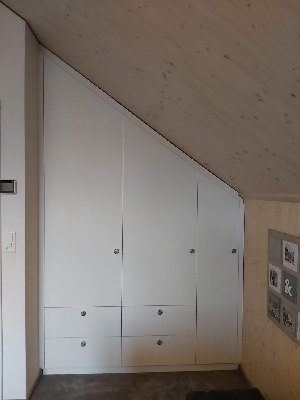 Einbauschrank nach Mass unter Dachschräge – Möbelschreiner Belp