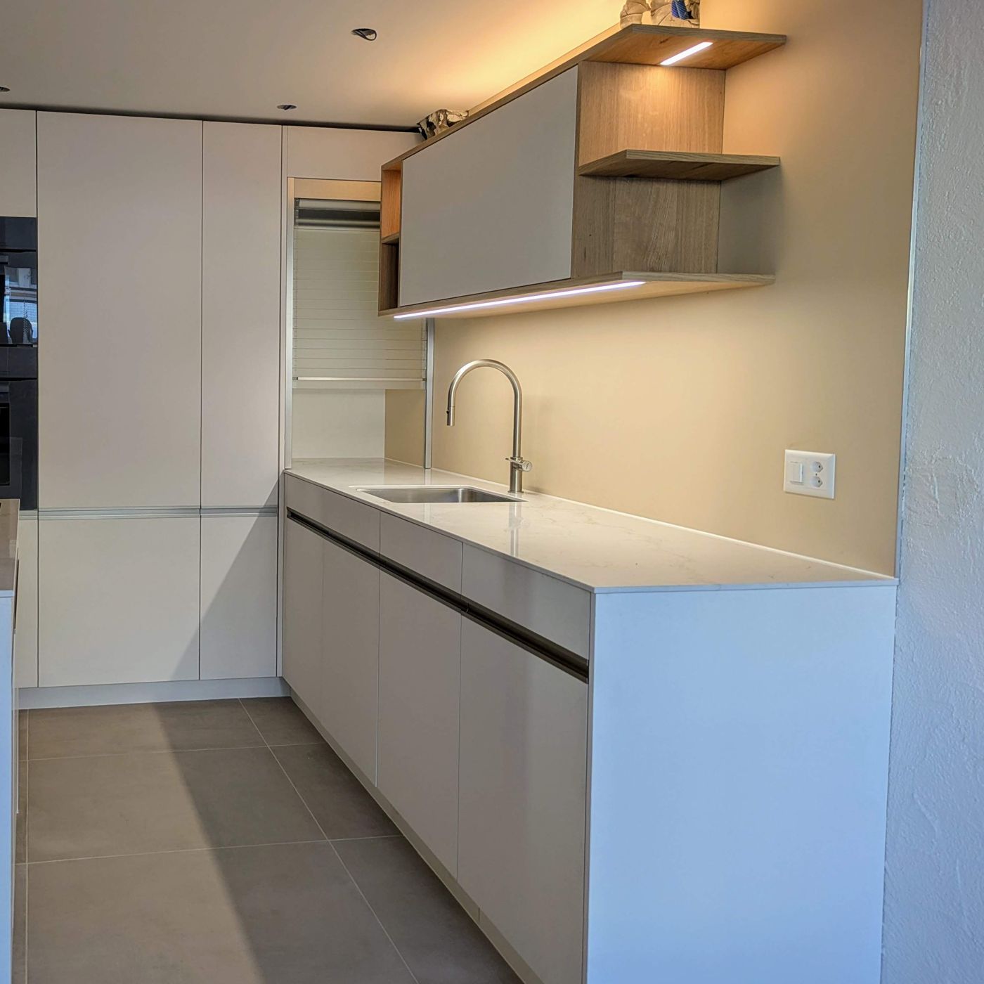 Küchenumbau Thun – moderne Küche mit Kochinsel und Neolith-Abdeckung von Schreinerei Moser Holzhandwerk