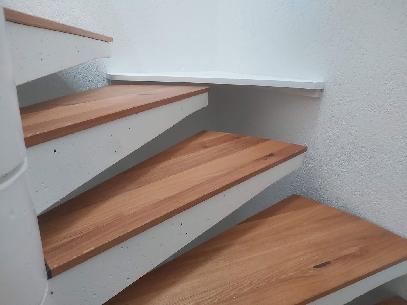 Treppenbau mit Eichenstufen – Innenausbau Schreinerei Thun
